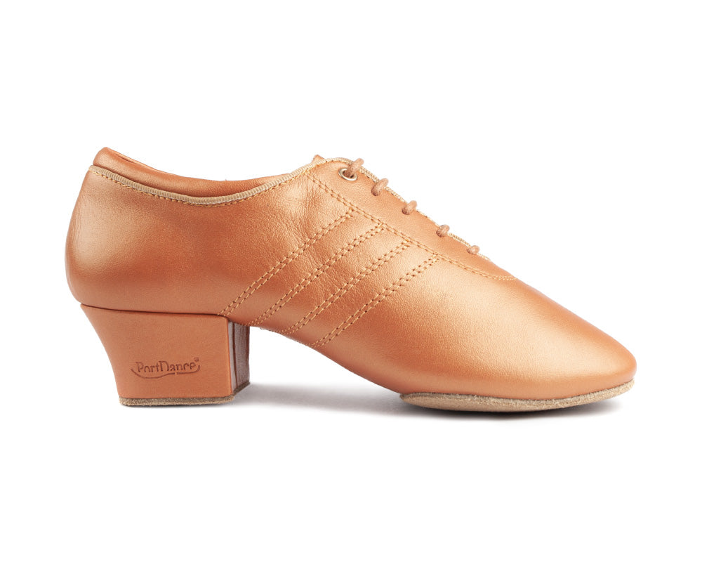 Portdance PD008 Premium-Tanzschuhe aus dunkelbraunem Leder mit geteilter Sohle, Schnürdesign und niedrigem Blockabsatz.